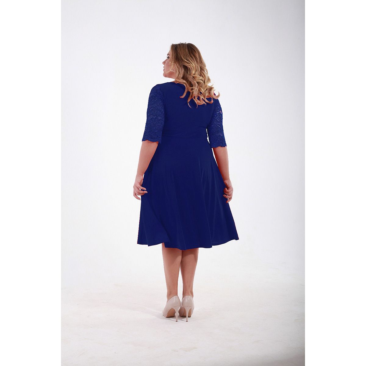Платье коктельное с кружевной кокеткой темно-синего цвета