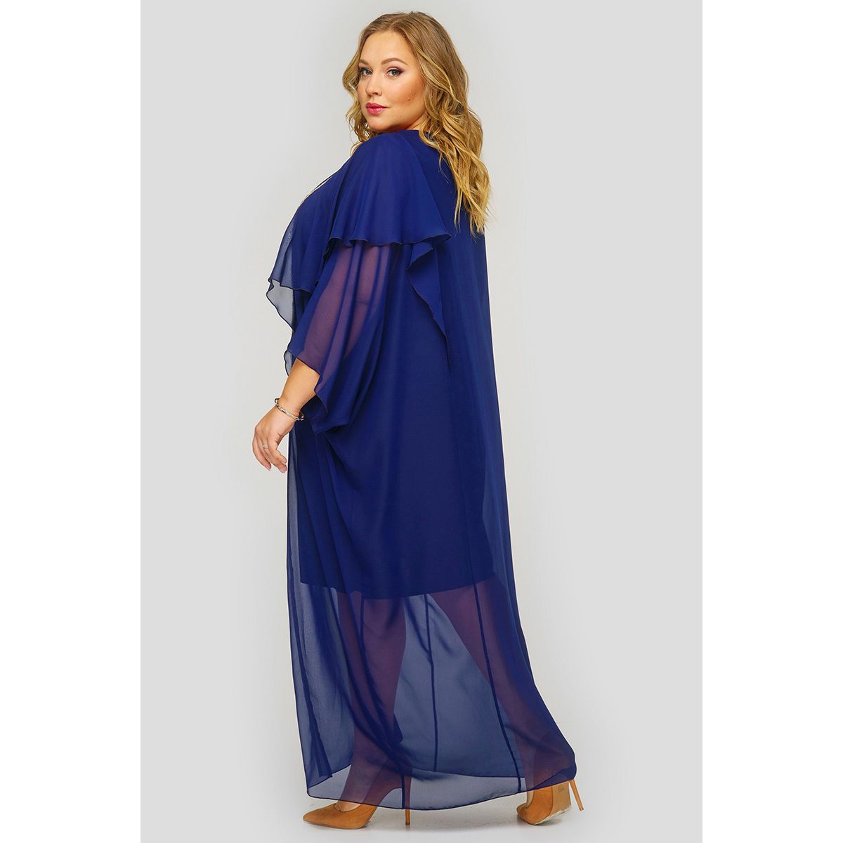 Платье длинное из темно-синего шифона, с украшением.