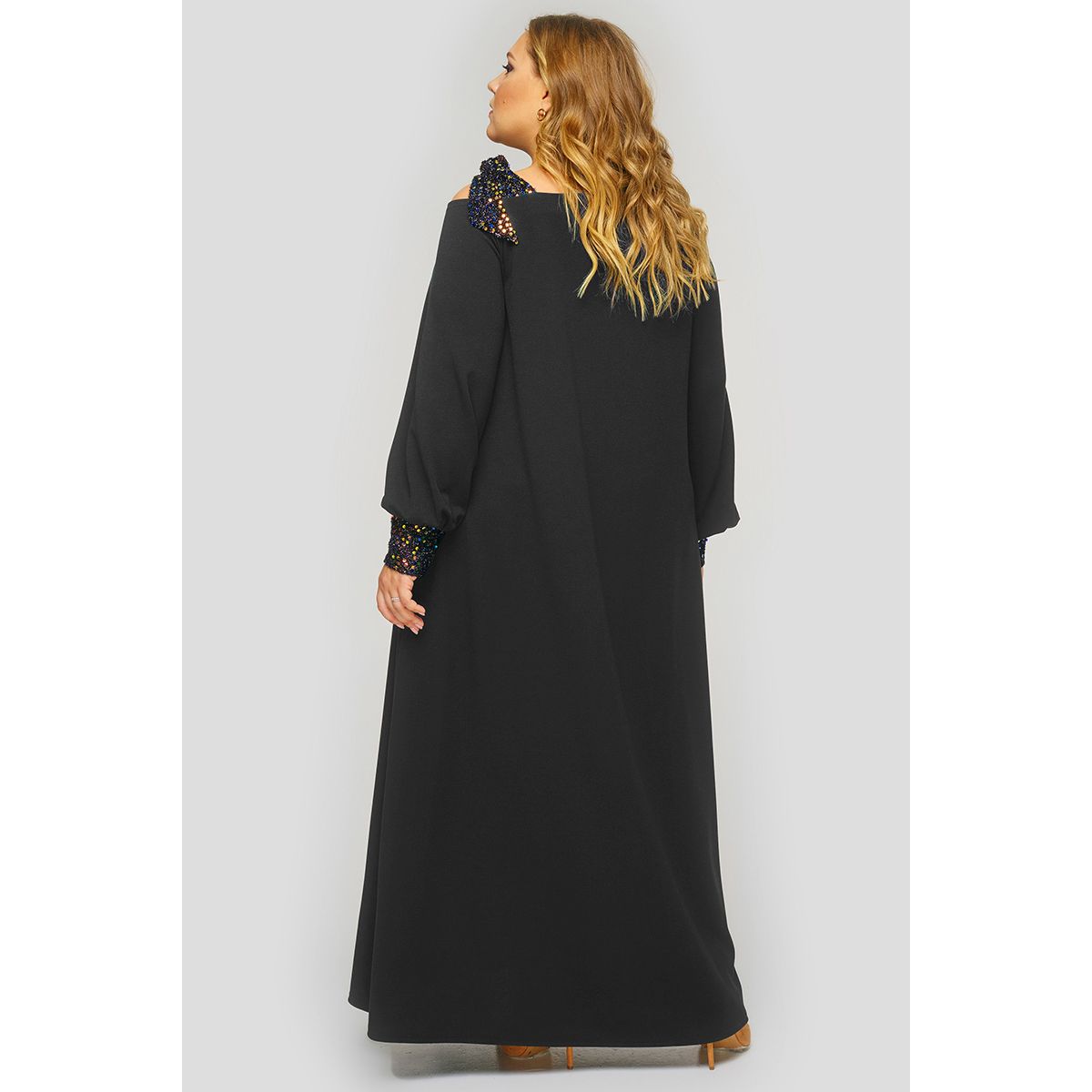 Платье длинное из черного крепа, отделка пайетки.