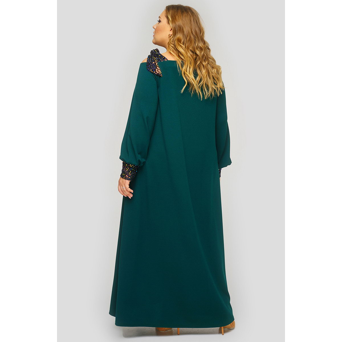Платье длинное из зеленого крепа, отделка пайетки.